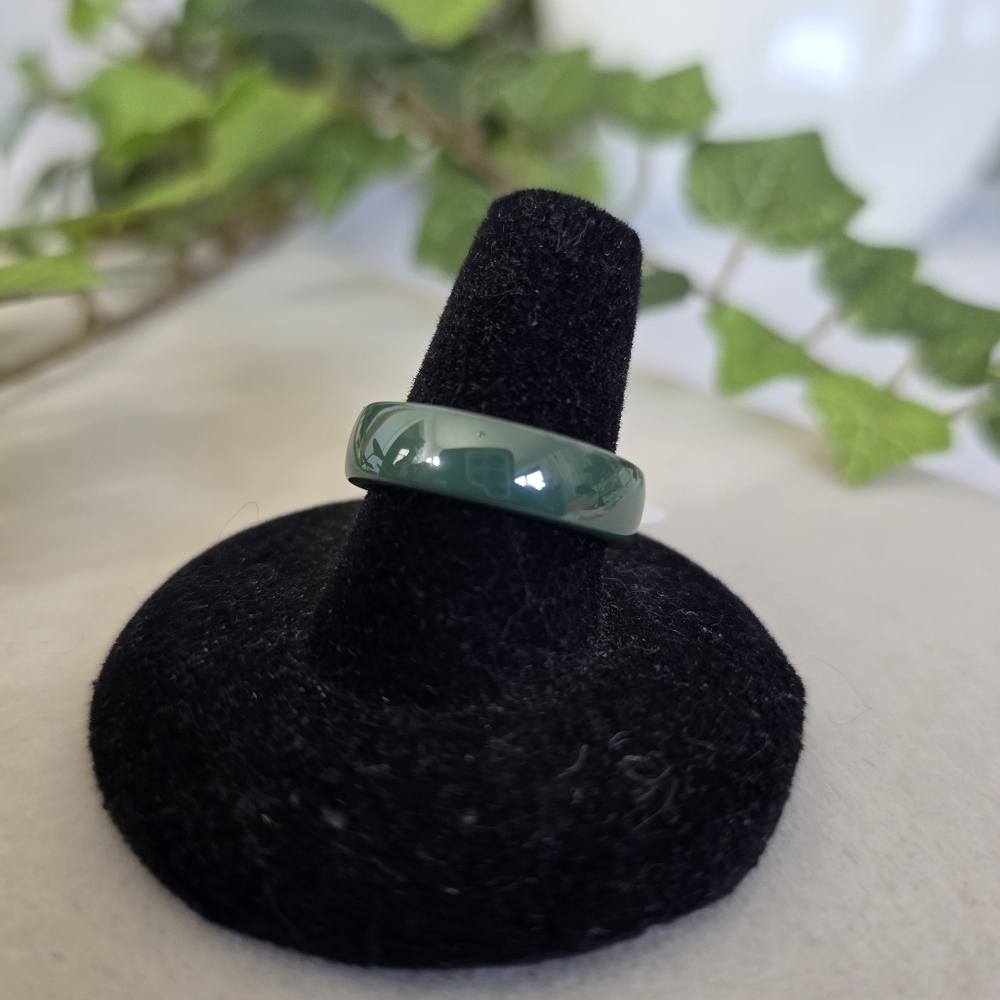 Jaydite Green Ceramic Ring Band Size 8